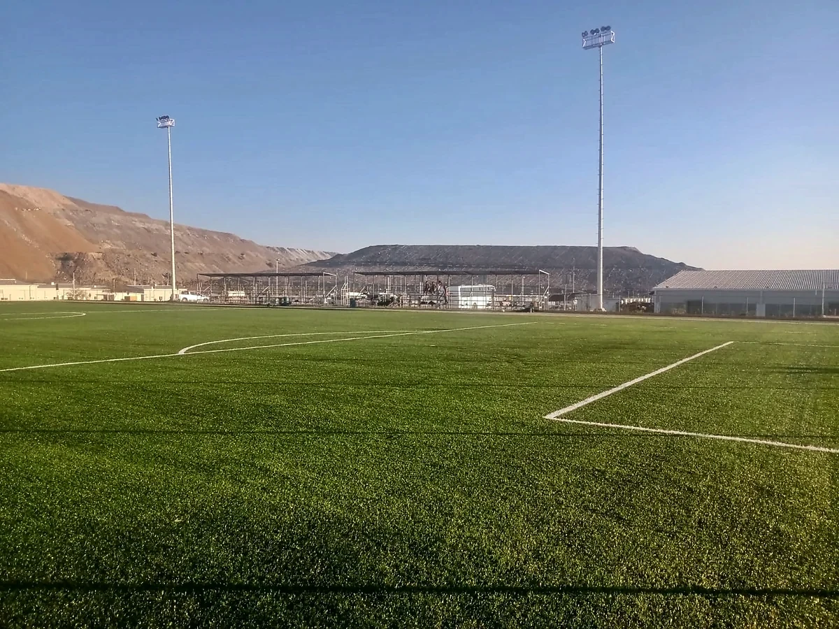 Cancha de fútbol soccer con pasto sintético en Campo deportivo de la mina, Mazapil, Zacatecas: la cancha desde la línea lateral